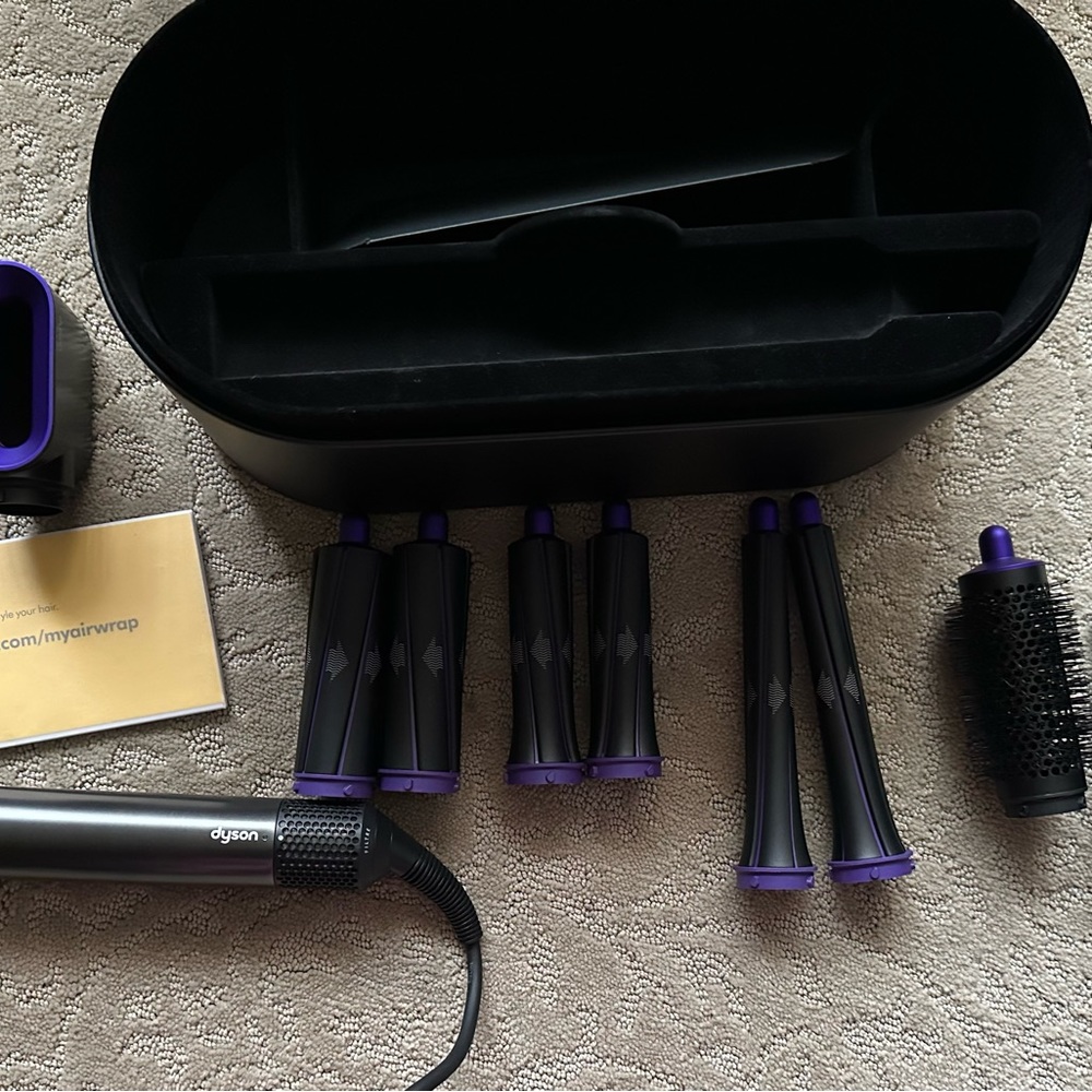 Dyson Airwrap with 6 kinds of attachments included!